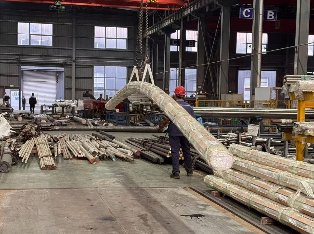 Прутки из нержавеющей стали длиной 11 метров, готовые к отгрузке.